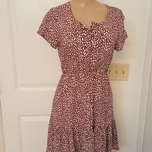 BURGUNDY AND WHITE  DRESS SIZE MEDIUM GOOD CONDITION CHECK THE PICTURES.